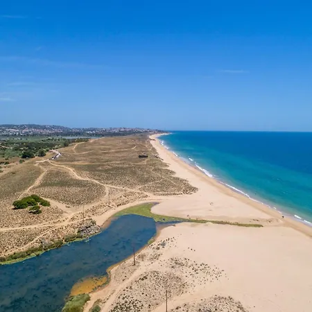 Villa In Algarve With Pool & Near Golden Beaches Вилла