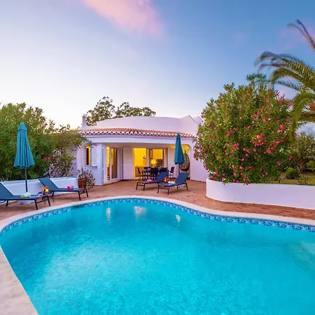 Villa In Algarve With Pool & Near Golden Beaches *
